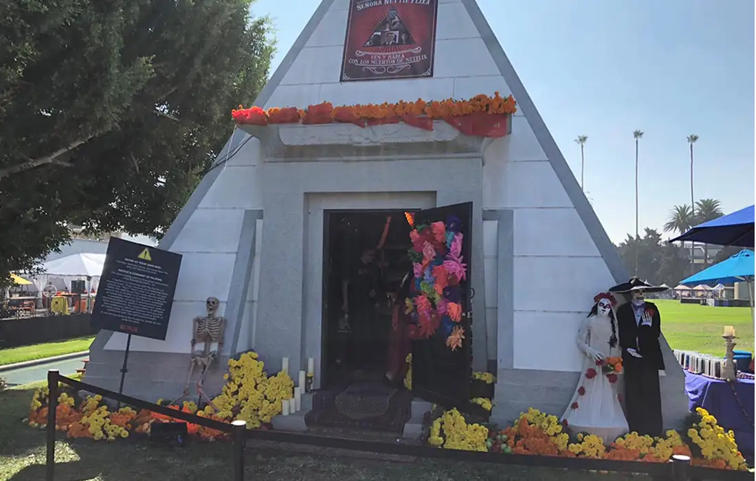 Netflix-Dia-de-los-Muertos-05-Event-at-Hollywood-Forever-Cemetary-Glow-Exhibitions-Events-Experiences-Projects