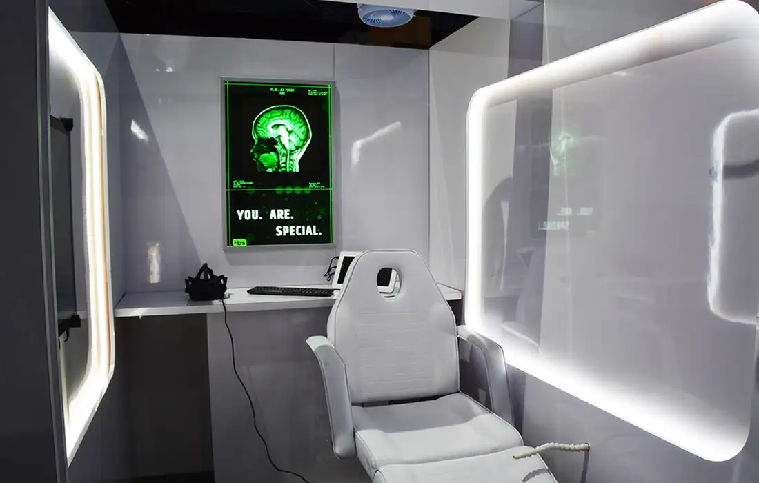 TBS-People-of-Earth-02-Booth-Graphics-at-SDCC-2017-San-Diego-Comic-Con-Glow-Exhibitions-Events-Experiences-Projects