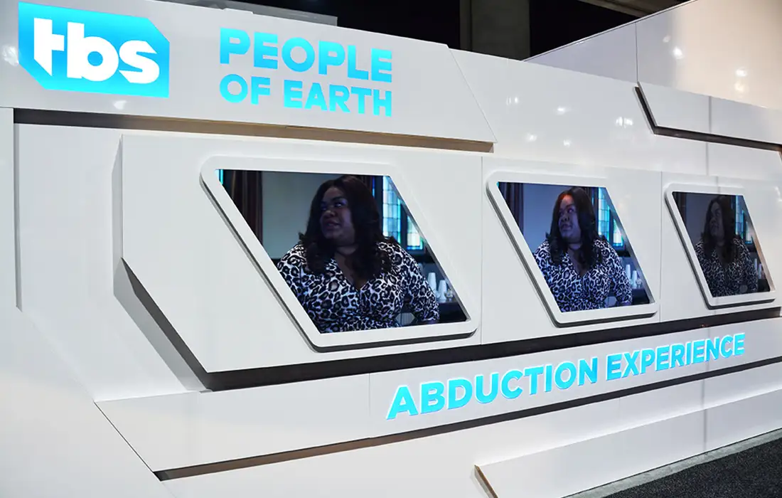 TBS-People-of-Earth-04-Booth-Graphics-at-SDCC-2017-San-Diego-Comic-Con-Glow-Exhibitions-Events-Experiences-Projects