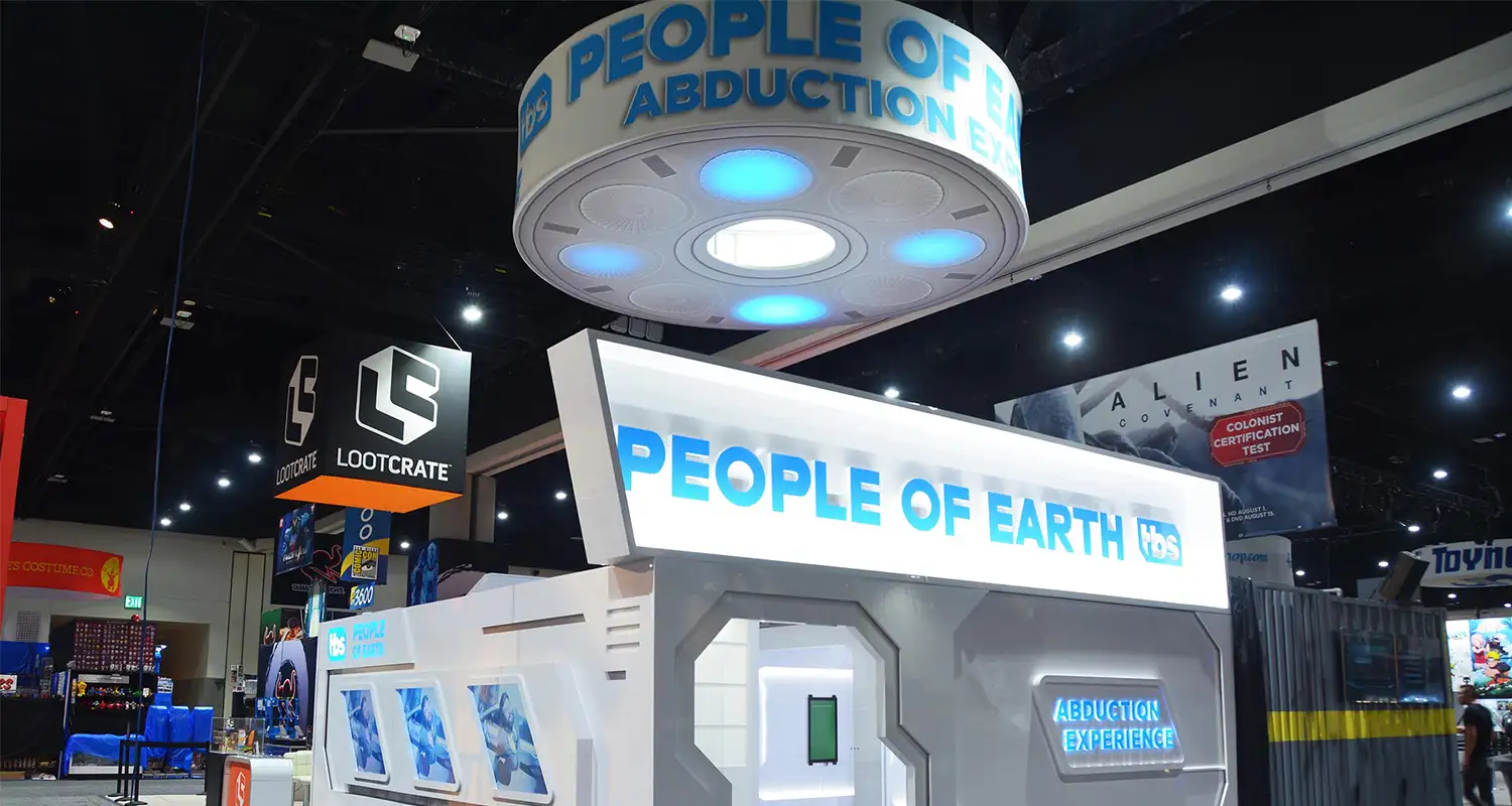 TBS-People-of-Earth-05-Booth-Graphics-at-SDCC-2017-San-Diego-Comic-Con-Glow-Exhibitions-Events-Experiences-Projects