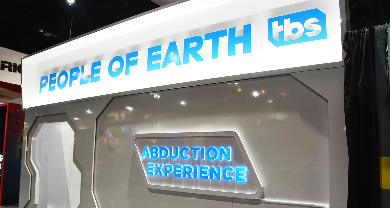 TBS-People-of-Earth-06-Booth-Graphics-at-SDCC-2017-San-Diego-Comic-Con-Glow-Exhibitions-Events-Experiences-Projects