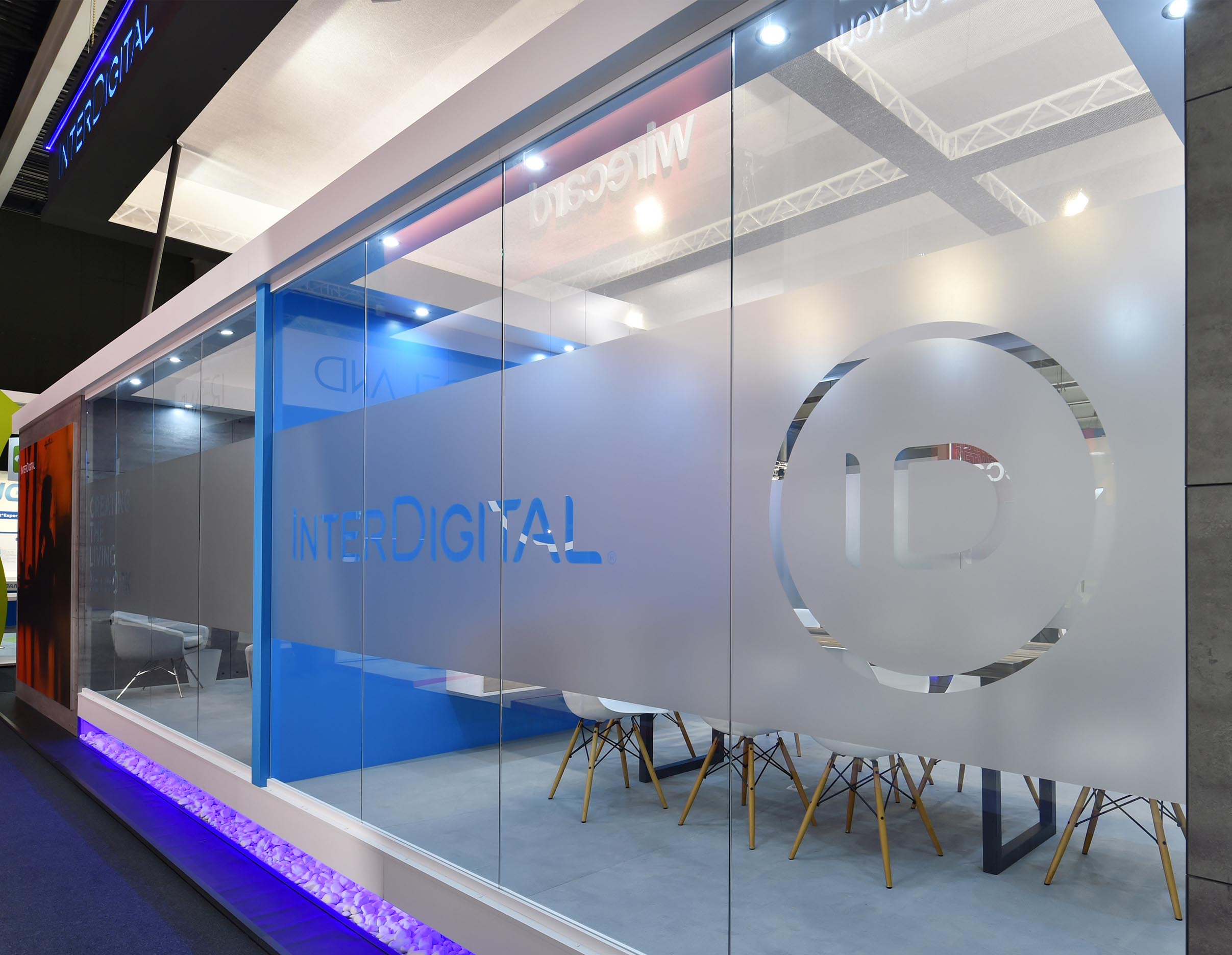 Interdigital-05-Booth-Graphics-at-MWC-Mobile-World-Congress-Glow-Exhibitions-Events-Interiors-Projects-Large