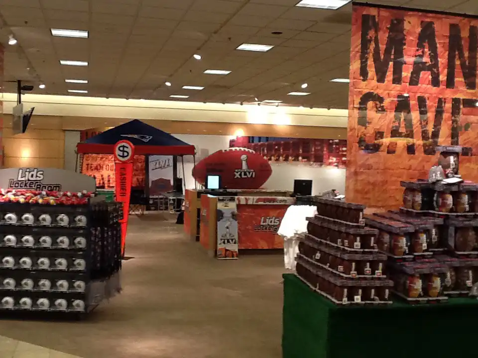 Lids-08-Super-Bowl-Pop-Up-Glow-Exhibitions-Events-Experiences
