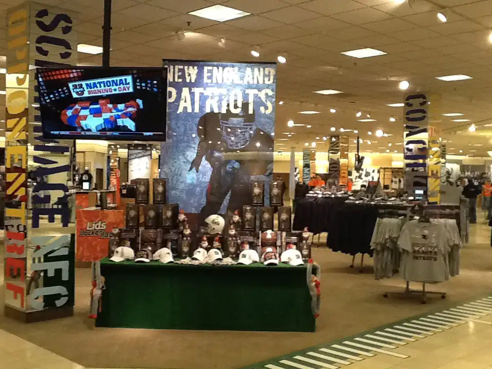 Lids-09-Super-Bowl-Pop-Up-Glow-Exhibitions-Events-Experiences