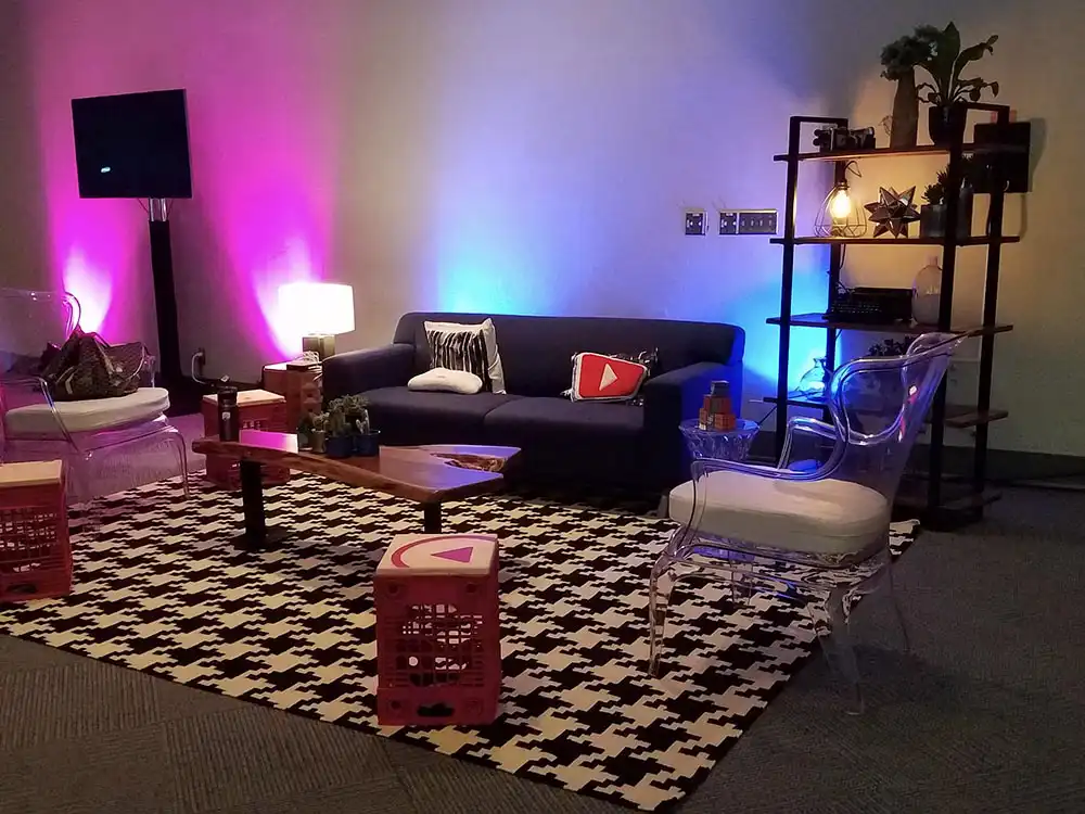 Twitter-04-Event-at-Vid-Con-2017-Glow-Exhibitions-Events-Experiences-Projects-Small